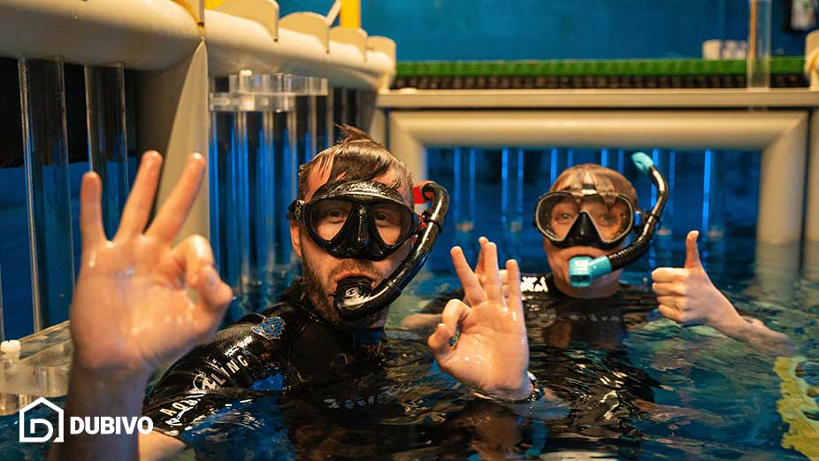 آکواریوم دبی کجاست و چه تفریحاتی دارد؟ 10 1.غواصی سطحی در قفس