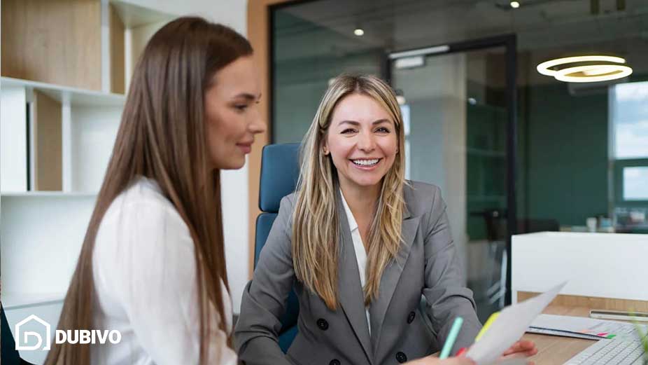 بهترین شغل برای خانم ها در دبی چیست؟ 52 12. مشاور مهاجرت و ویزا