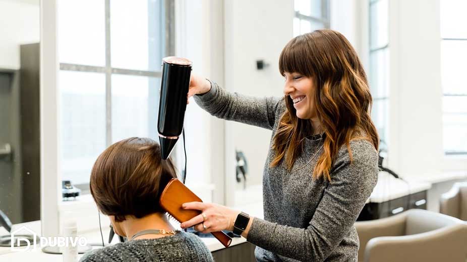 بهترین شغل برای خانم ها در دبی چیست؟ 45 5. آرایشگر و متخصص زیبایی